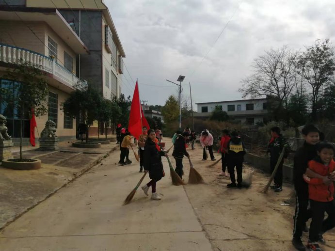 新建中学“冬日清扫，鲜艳周边”