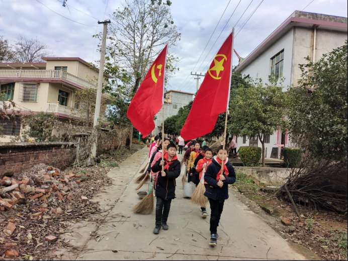 新建中学“冬日清扫，鲜艳周边”