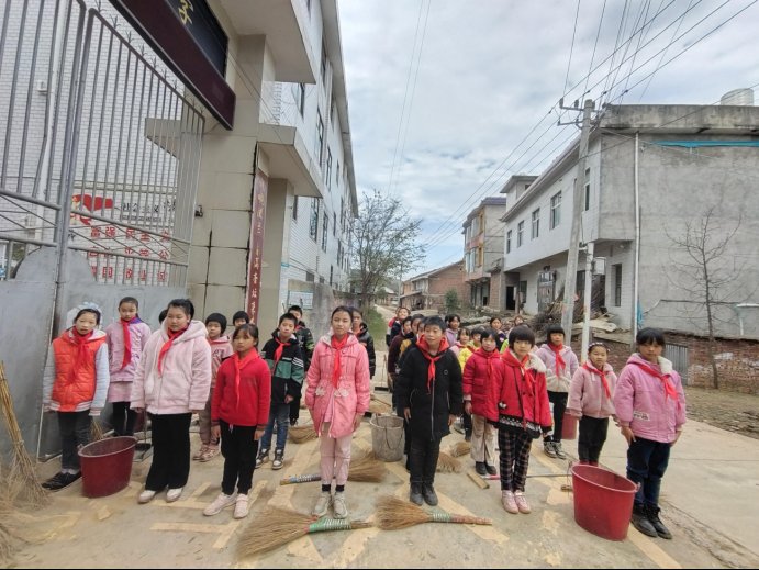 新建中学“冬日清扫，鲜艳周边”