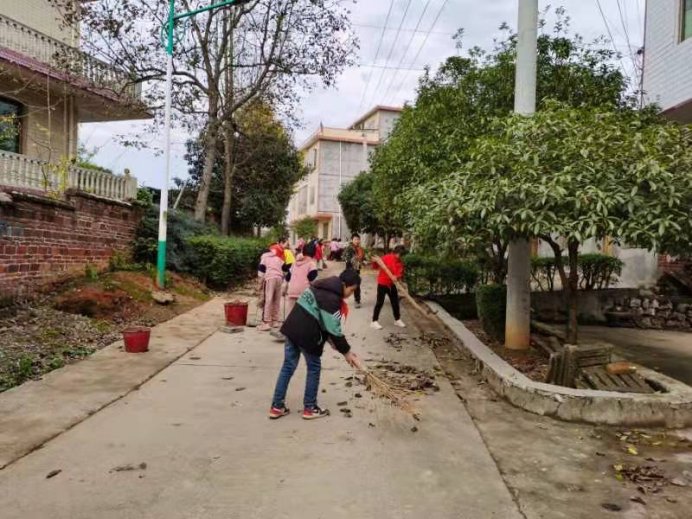 新建中学“冬日清扫，鲜艳周边”