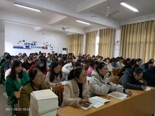 黄龙镇中间黉舍召开全体教师