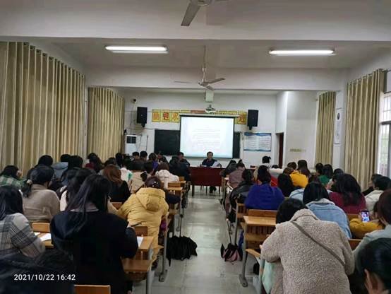 黄龙镇中间黉舍召开全体教师