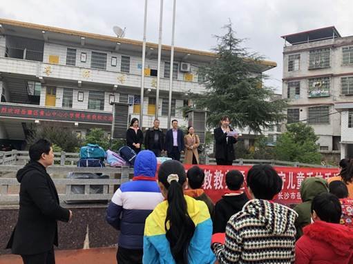 关爱儿童手拉手，帮扶学子暖人心