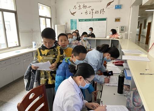 “防新冠，种疫苗，强体质”