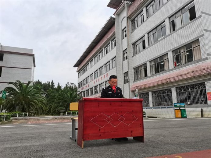 洞口四中举办安全法制教育讲座