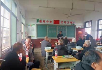 新宁县白沙镇中间小学举行庆祝老年节座谈会