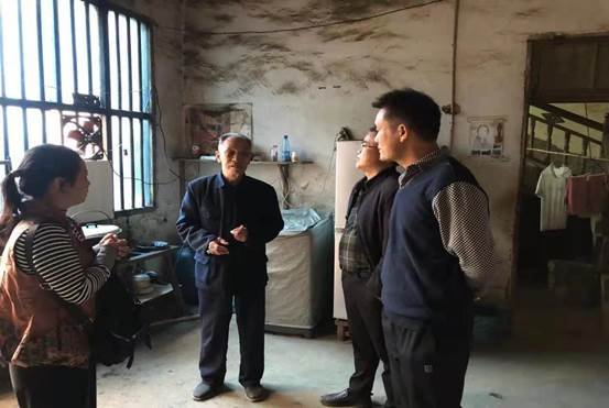 金称市镇中学教育工会开展重阳节走访慰问退休老教师运动