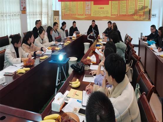 洞口四中召开2021年新进教师座谈会