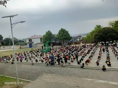 新宁县白沙镇中间小学开展紧急疏散演练运动