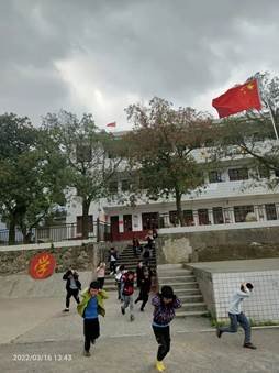 新宁县白沙镇中间小学开展紧急疏散演练运动