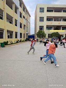 新宁县白沙镇中间小学开展紧急疏散演练运动