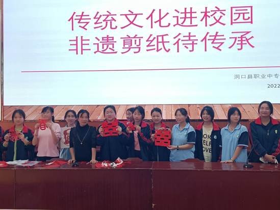 非遗进校园   剪纸传技艺