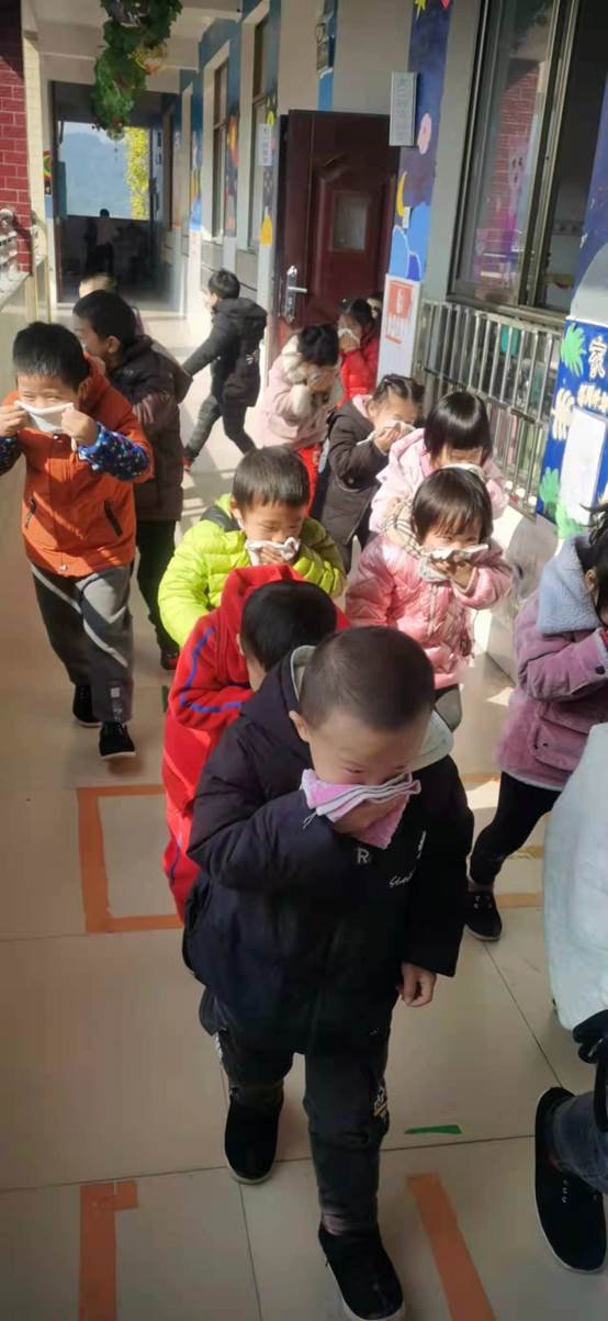 新宁县清江桥乡中间幼儿园开展消防疏散演练