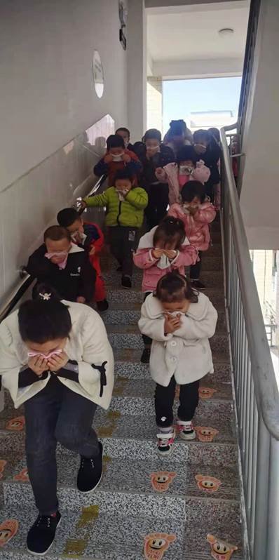 新宁县清江桥乡中间幼儿园开展消防疏散演练