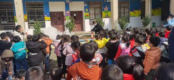 新宁县清江桥乡中间幼儿园开展消防疏散演练