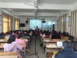 新宁县白沙中间小学举行信息技术能力提拔工程2.0第三次线下研讨运动