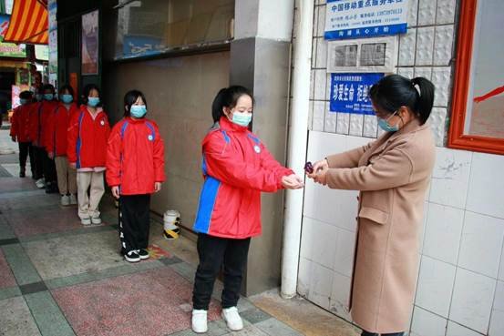 武冈市红星小学开展疫情防控应急演练