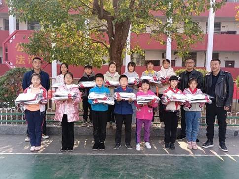 爱心捐赠，情暖校园