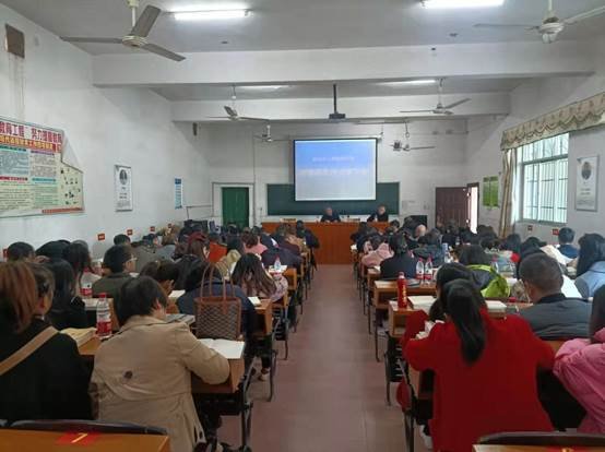 新宁县白沙中间黉舍师德师风集中培训学习会