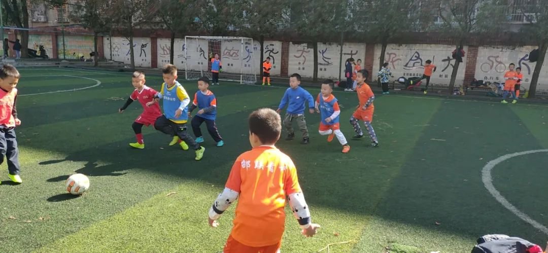 邵东四小班级足球赛第九日战报3年级八强对阵出炉‖2年级卫冕冠军首场遭遇平局‖1年级初登场