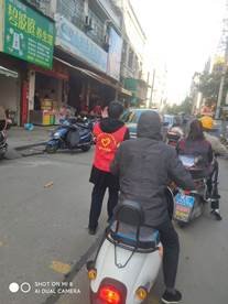 武冈市红星小学开展“疏导交通，平安回家”的服务运动