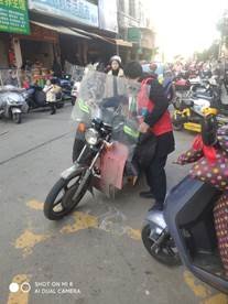 武冈市红星小学开展“疏导交通，平安回家”的服务运动