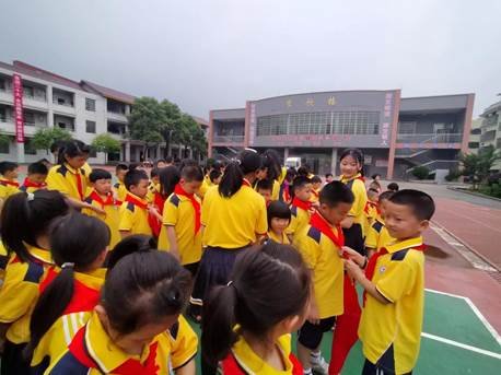 喜迎二十大 争做好队员——2022年上学期白仓镇中间完小少先队入队仪式