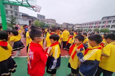 喜迎二十大 争做好队员——2022年上学期白仓镇中间完小少先队入队仪式