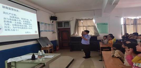 禁毒宣传进校园    幸福健康你我他