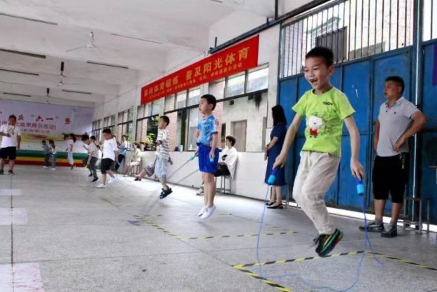 助力“双减”    “跳”出风采——武冈市红星小学举行跳绳比赛