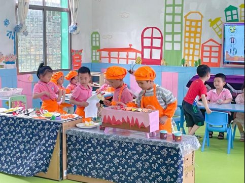 根深方能叶茂 学前之树常青 ——金称市镇中间幼儿园“市级示范园”揭牌仪式暨校际互促运动