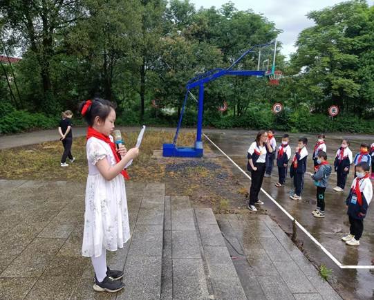 邵阳县下花桥镇中间完全小学党支部组织举行少先队入队仪式