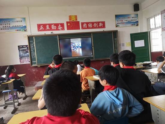 洞口县茶场黉舍师生同庆六一，汇演首开网络直播