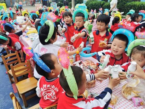 新宁县回龙寺镇中间幼儿园举行“庆六一·美食分享会”运动