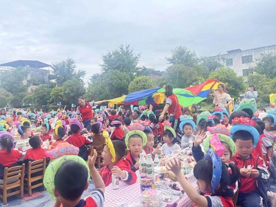 新宁县回龙寺镇中间幼儿园举行“庆六一·美食分享会”运动