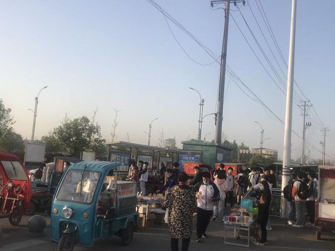 重拳出击流动摊贩  家长门生拍手称快