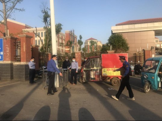 重拳出击流动摊贩  家长门生拍手称快