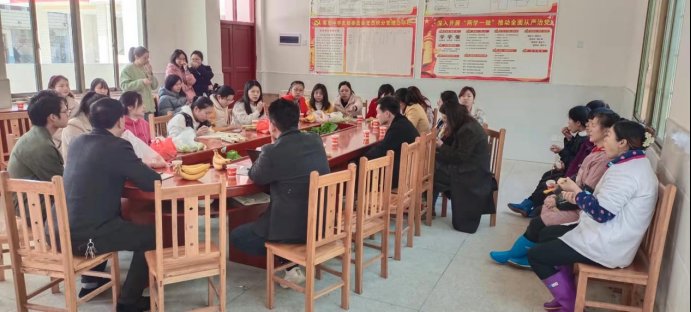 “领袖豪言对世喧，巾帼能顶半边天”。——记回龙寺镇军田中学庆“三八”国际妇女节座谈会