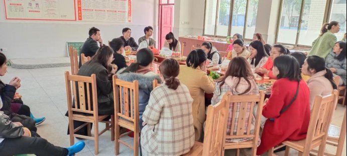 “领袖豪言对世喧，巾帼能顶半边天”。——记回龙寺镇军田中学庆“三八”国际妇女节座谈会