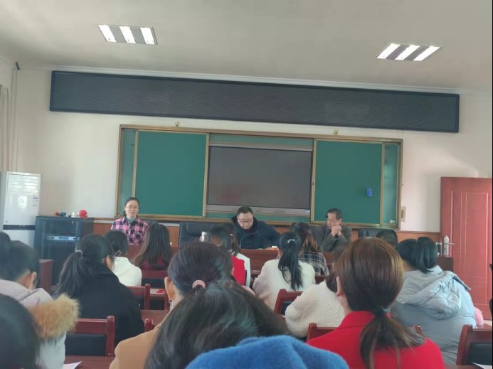 做时代女性，一路向将来——洞口县山门镇中间黉舍召开妇女节赞誉座谈会