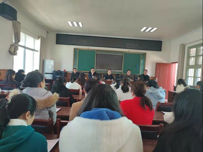 做时代女性，一路向将来——洞口县山门镇中间黉舍召开妇女节赞誉座谈会