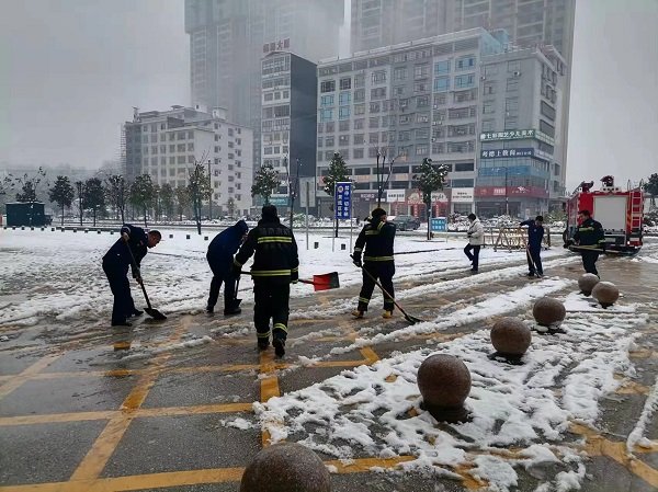 洞口消防队员为思源黉舍师生安全出行保驾护航