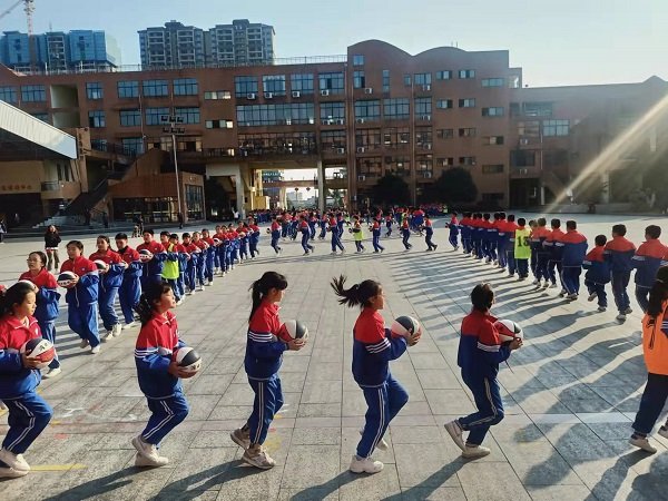 洞口思源实验黉舍小学部举行阳光大课间之“花样篮球”比赛