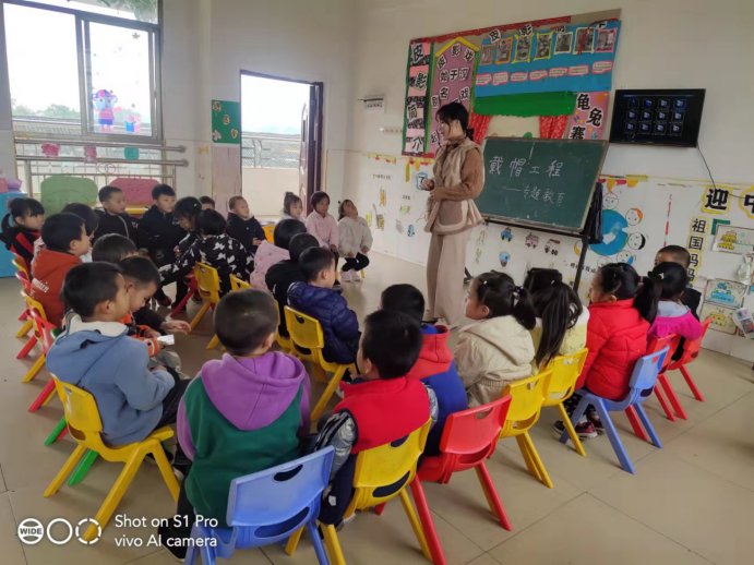 新宁县清江桥乡中间幼儿园开展小手拉大手带帽安全行系列运动