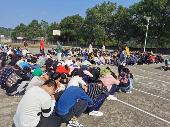 洞口县管竹中学开展应急疏散演练运动