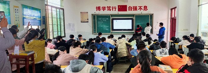 “三尺讲台齐斗艳,教学比武促提拔”