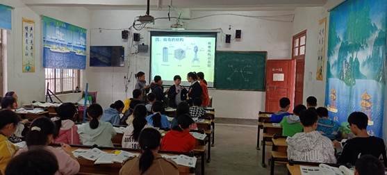 “三尺讲台齐斗艳，教学比武促提拔”