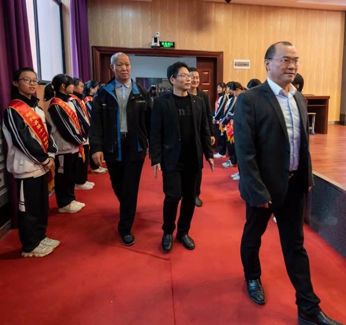 “粤湘两地 狮爱相连”！深圳狮子会红荔服务队在邵阳县第十一初级中学举行“书宝奖”助学金颁奖及护眼灯捐赠仪式！