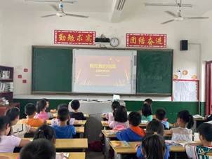 新宁县黄龙镇中间小学开展“我和我的祖国”主题教育运动