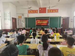 新宁县黄龙镇中间小学开展“我和我的祖国”主题教育运动